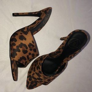 Cheetah pointed toe heels SIZE 6